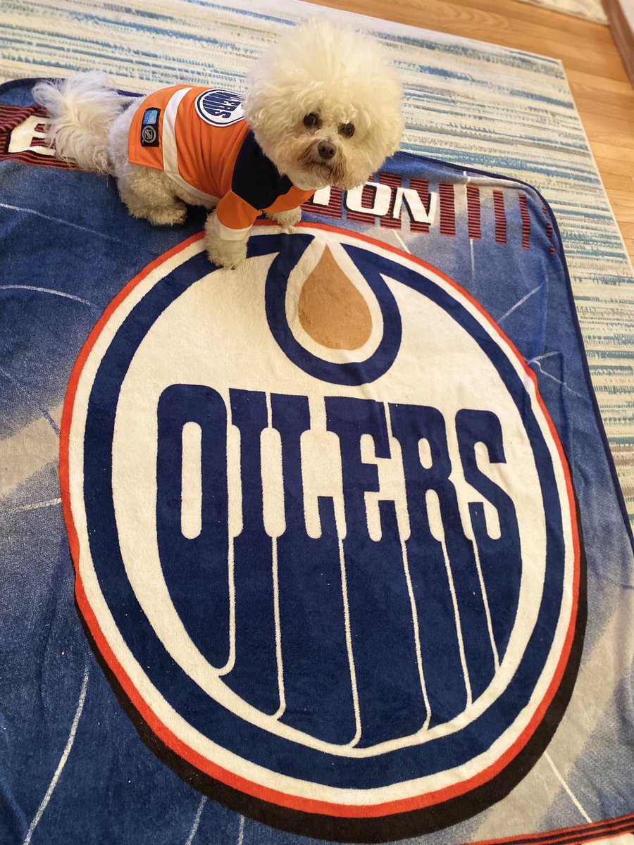 kartrite101's tweet photo. Annie is geared up w/her @EdmontonOilers jersey &amp; favorite blanket! Whenever she wears it, they’ve won, so she’ll wear it every game this season! Let’s go Oilers!!

#oilers #edmontonoilers #nhl @cmcdavid97 @MarkBielenda #NHLFaceOff #hockeyseason @Sportsnet @NHL https://t.co/2Ghg9Zie6j