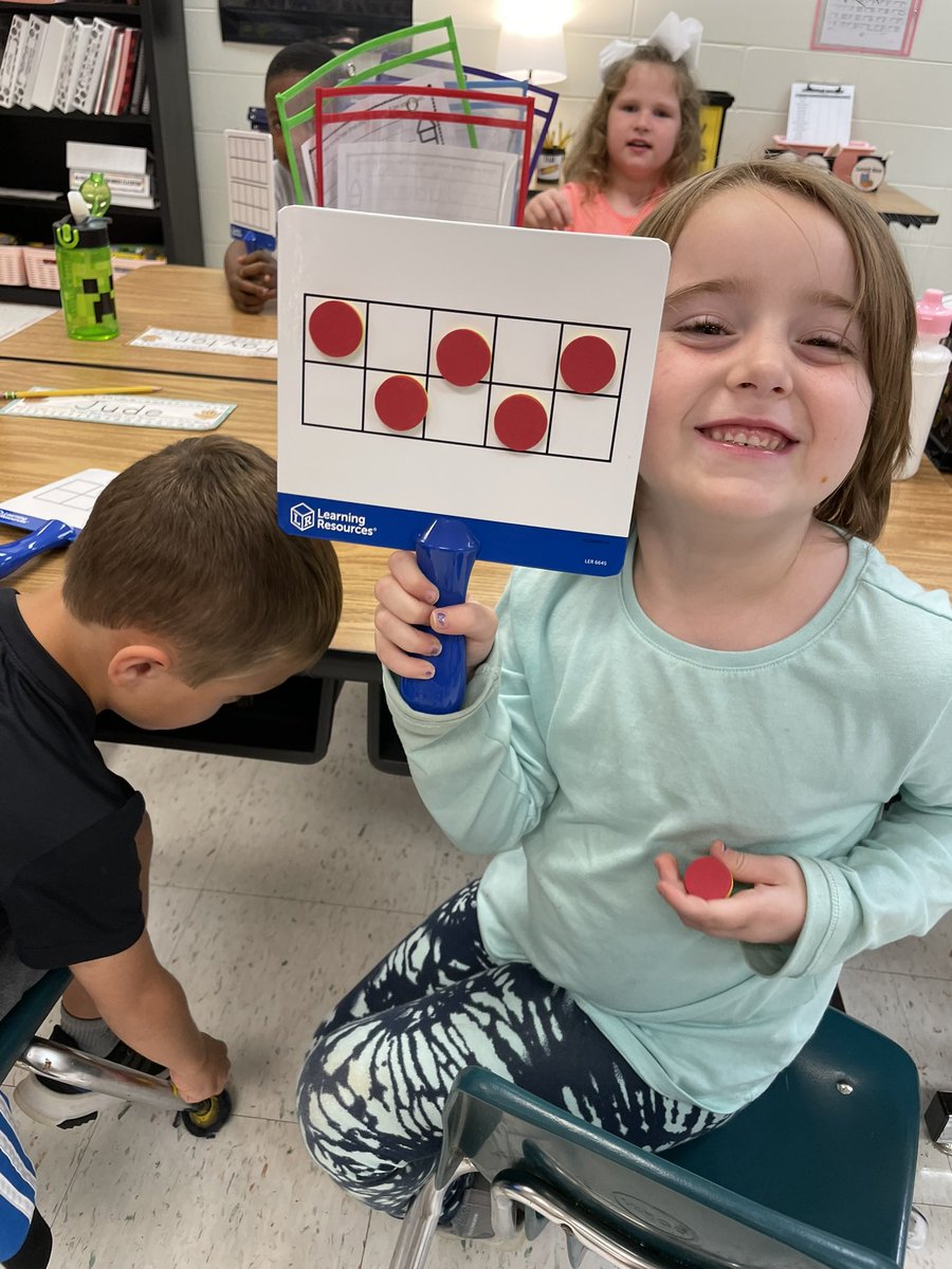 CCPSTigerClass's tweet photo. Today we used our new math boards to practice building numbers up to 10! Thank you @cullmanec for funding our #OperationRoundUp grant! 💚🔢 @cullmanprimary https://t.co/M6sm5YIrGq