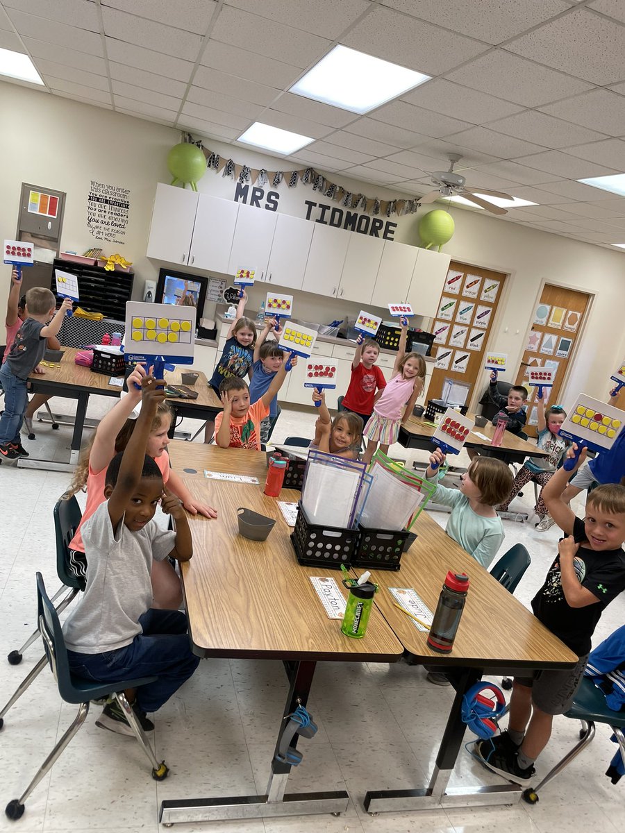 CCPSTigerClass's tweet photo. Today we used our new math boards to practice building numbers up to 10! Thank you @cullmanec for funding our #OperationRoundUp grant! 💚🔢 @cullmanprimary https://t.co/M6sm5YIrGq