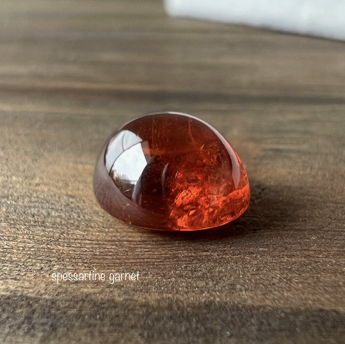 基本、内包物多めのものがカボションになりますが、雰囲気あっていいですよね😊

#spessartinegarnet #スペサルティンガーネット