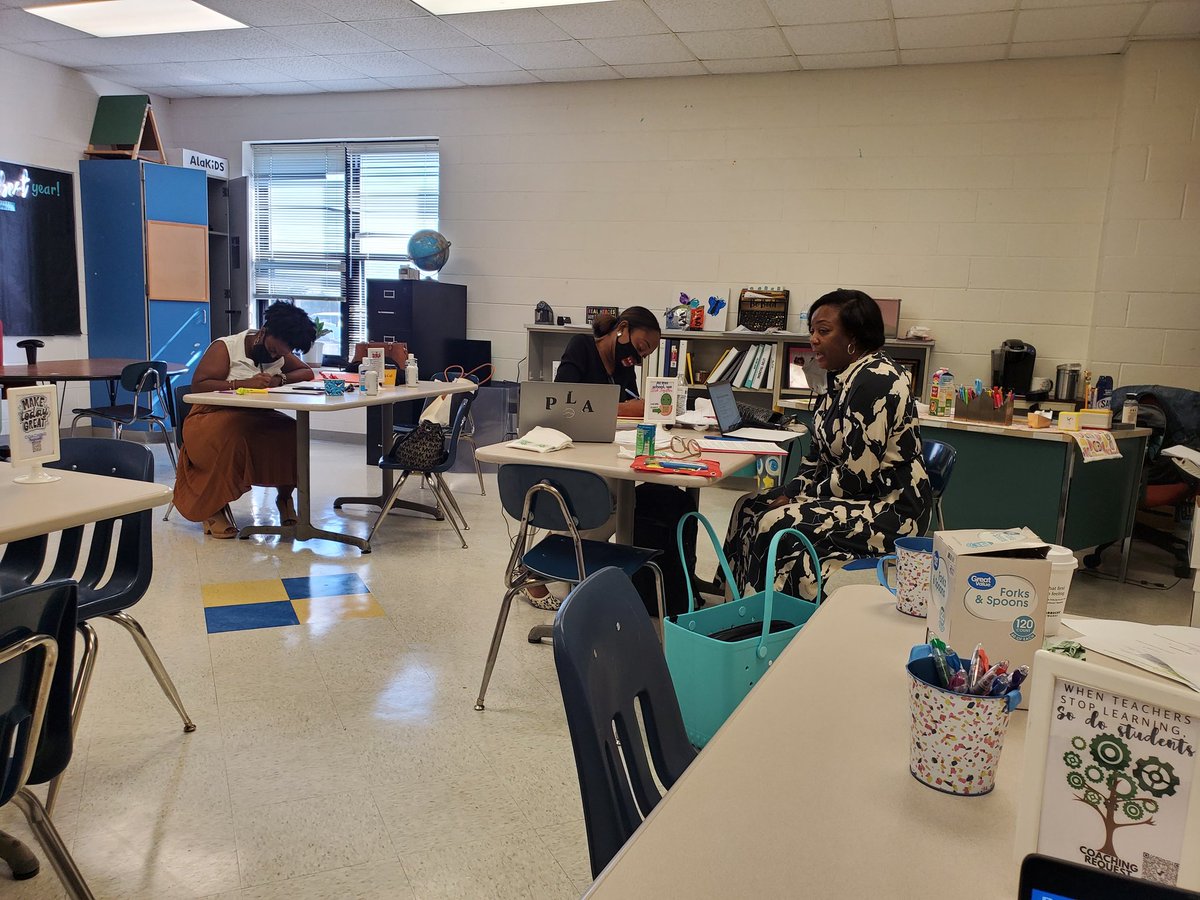 Thanks, <a href="/kstallworth74/">Kimberlyn Stallworth</a>, for doing a fantastic job <a href="/CatomaSchool/">Catoma Elementary School</a> Elementary. Great job with modeling effective whole &amp; small group reading lessons to local reading coaches. #Real coaching <a href="/MPSAL/">Montgomery Public Schools</a>