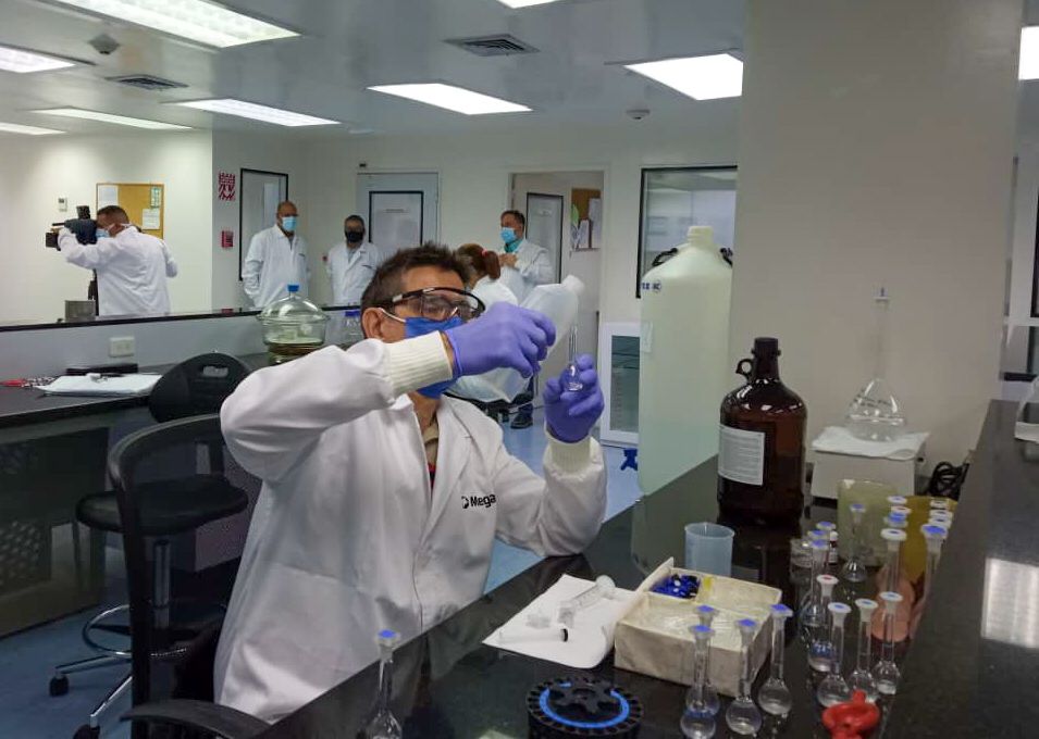 NicolasMaduro's tweet photo. Realizamos una jornada productiva cargada de buenas noticias para la economía de la Patria, revisamos los avances del Motor farmacéutico. Venezuela tiene la experiencia, el conocimiento y las capacidades tecnológicas para lograr satisfacer las necesidades internas del país. https://t.co/SrPXOEkN6k