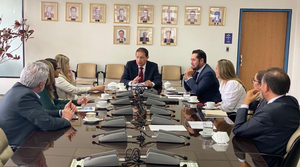MIT_Ecuador's tweet photo. Nuestro objetivo es reactivar el sector aéreo e impulsar nuevas frecuencias. 

Hoy, subsecretario @aguilarh_jose y Alcalde de #Quito, @santiguarderas,se reunieron con representantes de aerolíneas, #ARLAE y @ServiAereoQuito. https://t.co/WnJiN2YmFU