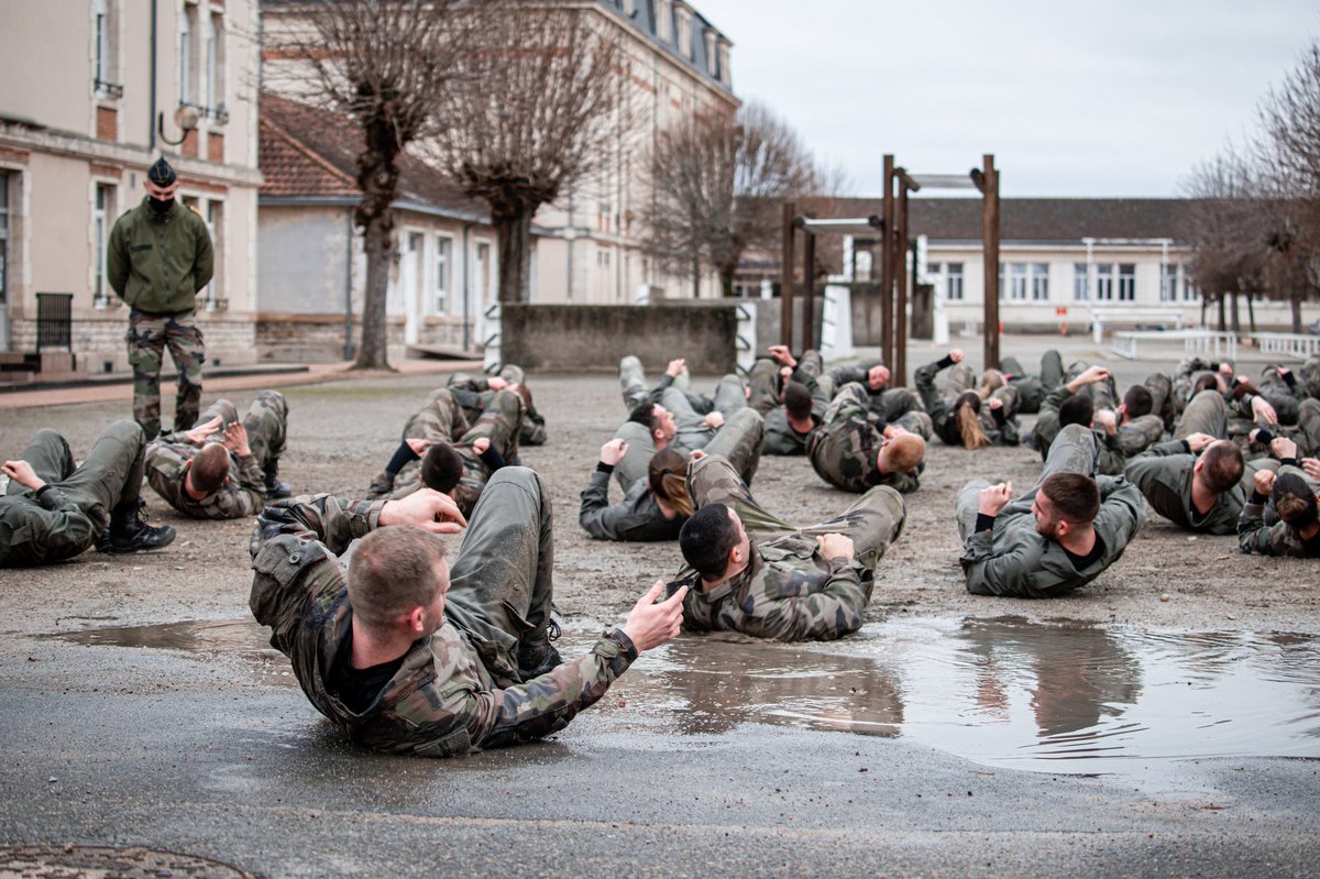 Gendarmerie's tweet photo. #JeudiPhoto 📸 Que font ces élèves-#gendarmes ?
1️⃣ un limbo synchronisé 
2️⃣ un #échauffement avant le parcours d'obstacles 
3️⃣ la sieste d'après déjeuner
#NotreEngagementVotreSécurité https://t.co/njIQcC2HMK