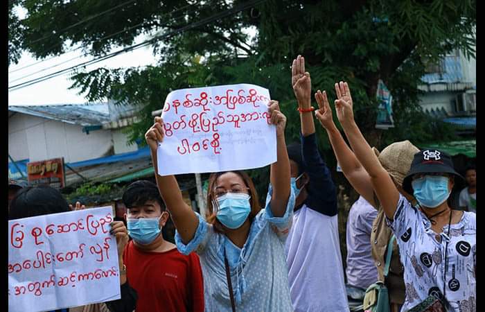 8_4_Infinity's tweet photo. Sanchaung Main Strike at a somewhere of Yangon.Nothing can make us stop how much they tried to stop protestors.

#AcceptNUG_RejectMilitary
#WhatsHappeningInMyanmar
#Oct14Coup https://t.co/XivODzHFMF