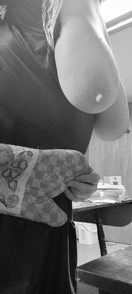 Have a good night my lovelies. 😁🥰 Cooked a good meal tonight mmm and felt super #sexy doing it 🤭😋😘 #kinky #maidoutfit #titsout #titties #ThirstyThursday https://t.co/lmwsESZzLk