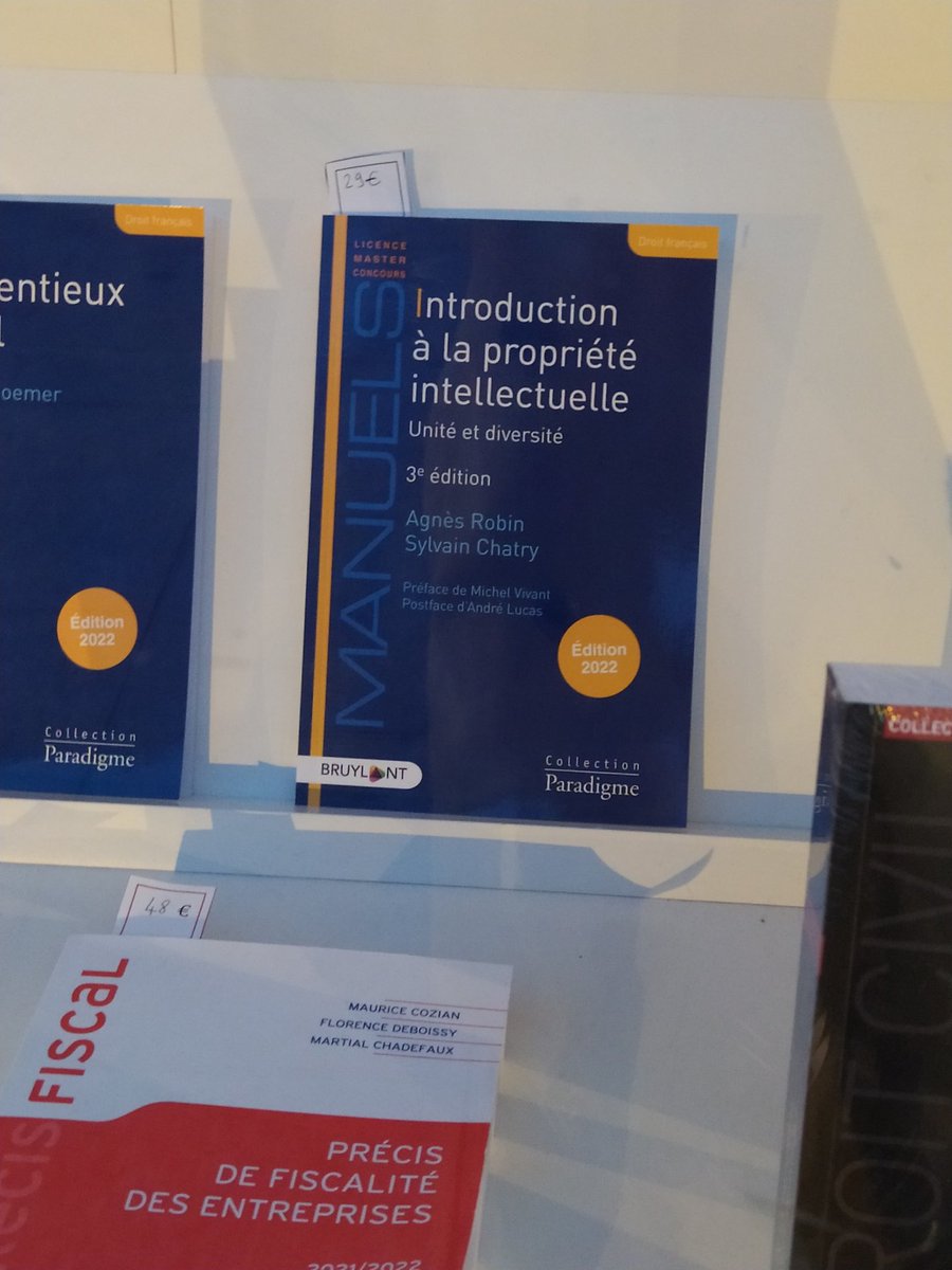 3e éd. de notre ouvrage Introduction à la PI Unité et diversité avec A. Robin en bonne place chez ⁦<a href="/Dalloz/">Editions Dalloz</a>⁩ rue Soufflot. Un grand merci au Pr A. Lucas pour sa postface. ⁦<a href="/upvd1/">Université Perpignan</a>⁩ ⁦<a href="/umontpellier/">Université de Montpellier</a>⁩ ⁦<a href="/Master2_PI/">Master 2 IP/IT UM</a>⁩ ⁦<a href="/M2DPINantes/">M2 DPI Nantes</a>⁩ cc ⁦<a href="/Univdroit_PI/">Droit de la propriété intellectuelle</a>⁩