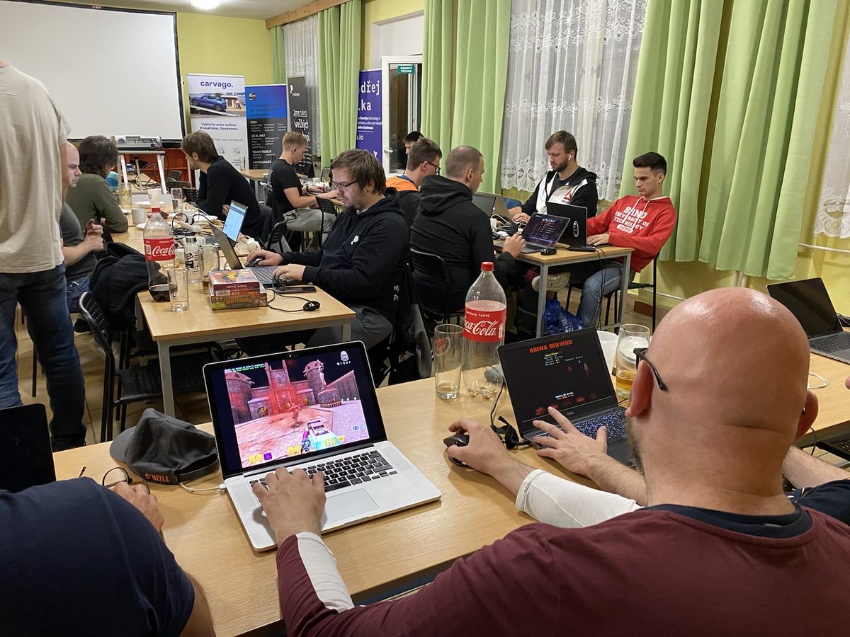 KreativniLab's tweet photo. Letošní @WarpCamp byl super jízda. Nové tváře, nové nápady. Jen teda fotograf letos opoměl společnou fotku. Tak tu jedna z nočního herního boje. 
A do kalendáře si poznačte: 15.9. - 18.9.2022. https://t.co/XbVxsFymtz