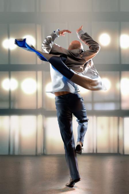 prubioremiro's tweet photo. Sutil comunión entre música y danza. El gran #CescGelabert en esta pieza #FramingTime , íntima y meditativa, que le produjo #MijailBaryshnikov hace 3 años. @TeatrosCanal https://t.co/KZQ3lGjUFO