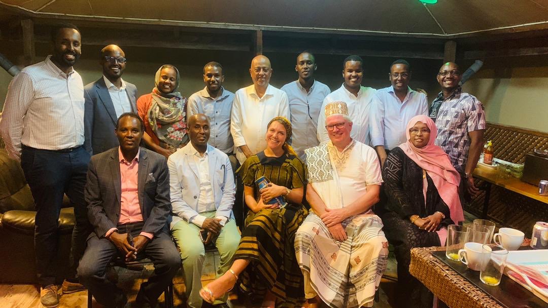 NLinSomalia's tweet photo. ⁦@GurigaOranje⁩ welcomes incoming deputy ambassador Laurie Visser and says farewell to the the outgoing deputy ambassador ⁦@HavemanRoelof⁩ in Mogadishu. Good to feel the warm bond between ⁦@NLinSomalia⁩ and the Dutch-Somali community. ⁦⁦@dutch_spot⁩ https://t.co/AyZG5t3C1L