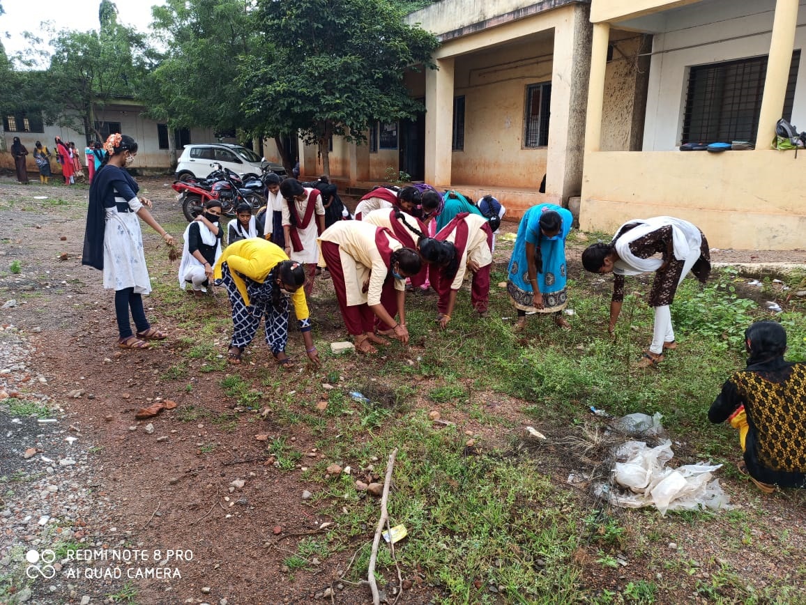 nssrdbangalore's tweet photo. Govt. PU college Humnabad Bidar conduct by NSS Unit of Clean India Campaign Programme.
#CleanIndia 
@YASMinistry  @ianuragthakur  @_NSSIndia https://t.co/e0i5M8Br06