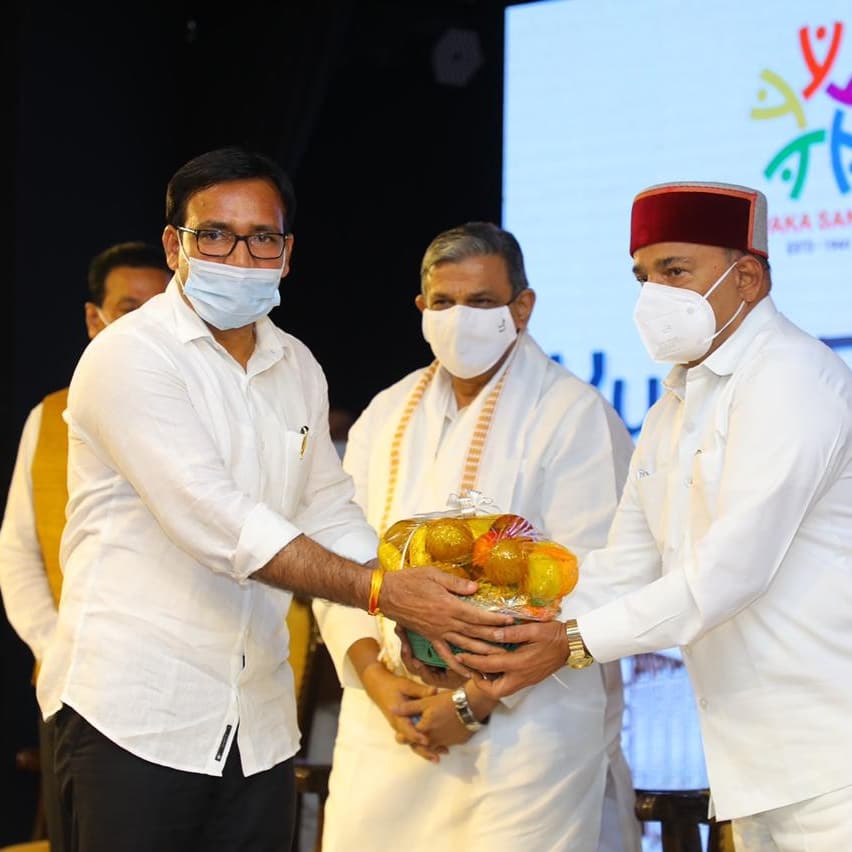 C2CVoice's tweet photo. YUVA PATHA stands inaugurated in the presence of Honrable Governor of Karnataka Shri Thawar Chand Gehlot, Shri Dattatreya Hosabale, Dr. Mohan Maghnani ;Prof. M. K. Sridhar; Shri Nagaraj Reddy and Kum. Nidhi Tripathi.
#AmritMahotsavBuilding
#YuvaPatha https://t.co/xW5Y6MIx7B