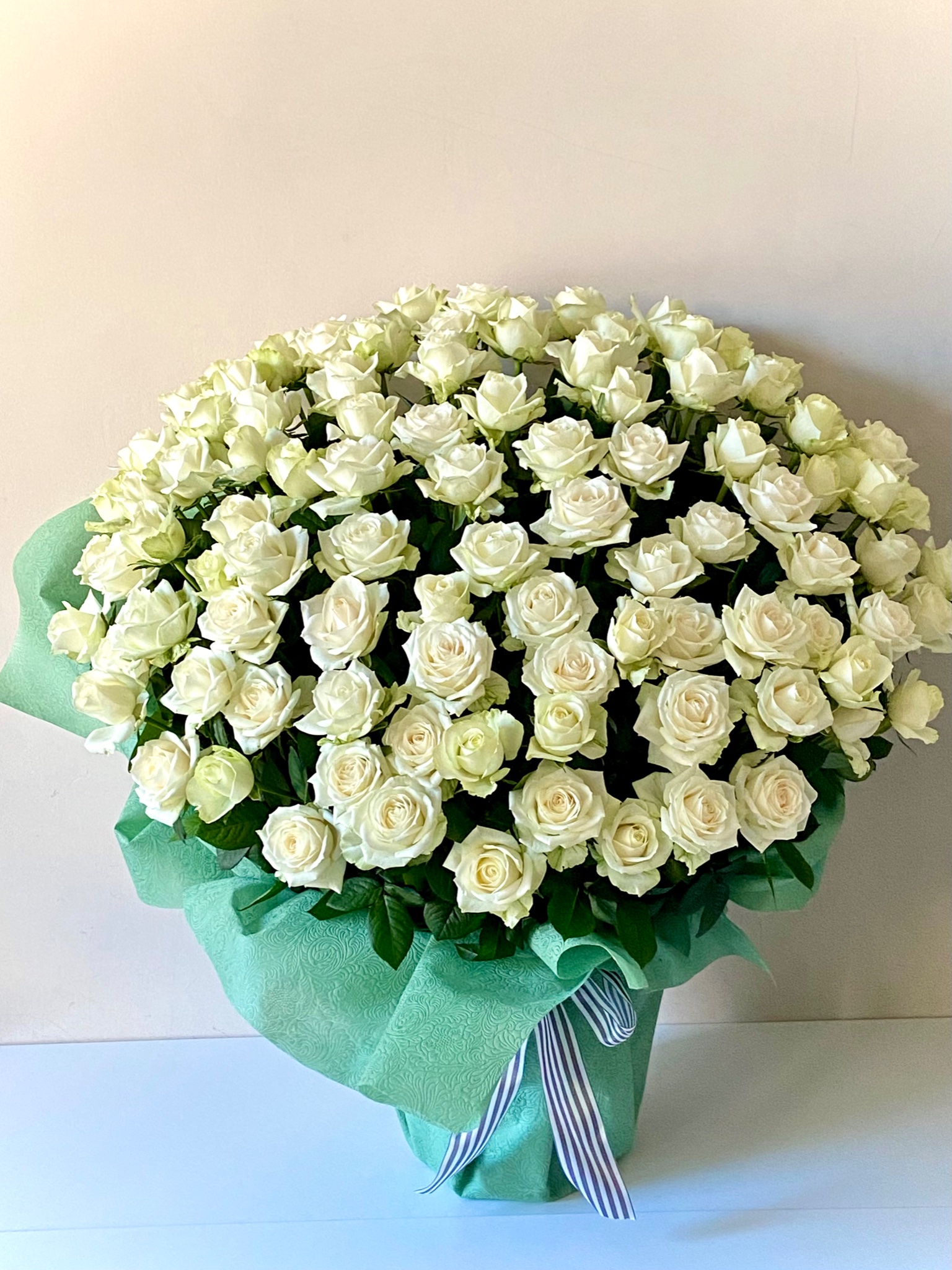 フラワーショップ花太郎 昨日納品のアレンジメントは白バラ100本でした バラ 旭川市 旭川 さんろく 花屋 フラワーショップ花太郎 T Co Etgigsjw5d Twitter