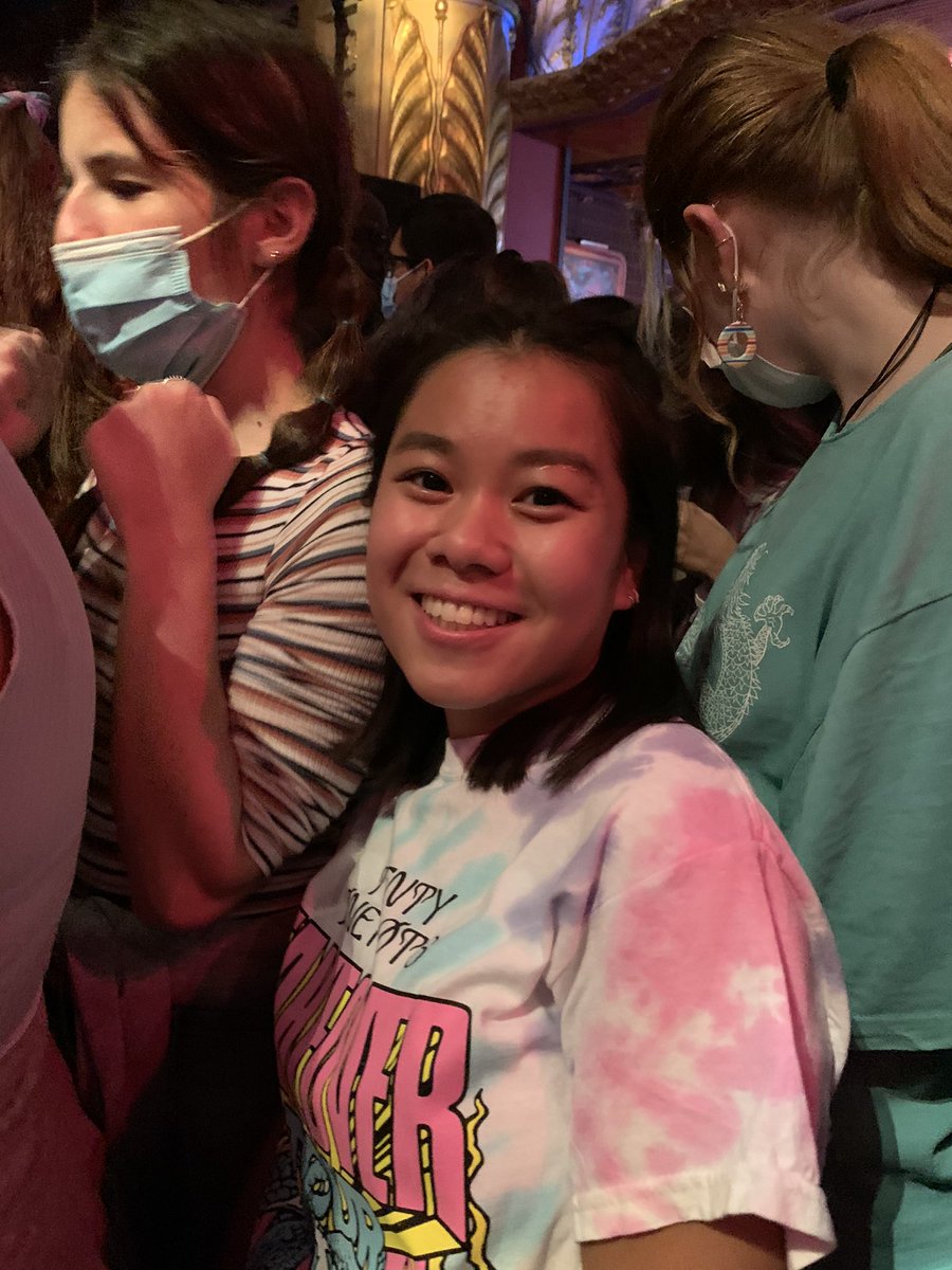 huliaxjulia's tweet photo. to anyone that my friend and I met tonight, I love you dearly and you’re amazing 💗💗 https://t.co/I6TjD03qZw
