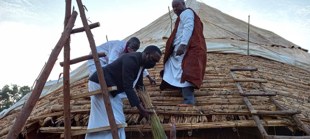 cpmayiga's tweet photo. Leero tukoze omukolo omukulu ennyo ogukulembera okusereka Muzibu Azaala Mpanga. Ssaabasajja Kabaka yatukwasizza Omulangira Daudi Ccwa era akwasizza Wabula Akayole obuyole buna. 

Okusereka kati kutandise. 

Nneebaza abo bonna abakoze kyonna okulaba nga tutuuka wano. https://t.co/6vFQvs3cDH