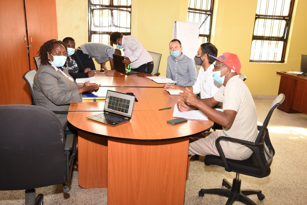 _PABRA's tweet photo. Ongoing: @HanifPabani and @CanadaDev team meets a bean processor(Smart Logistics) at Machakos. Smart logistics is a bean value actor in Kenya https://t.co/cVwma6IJy7