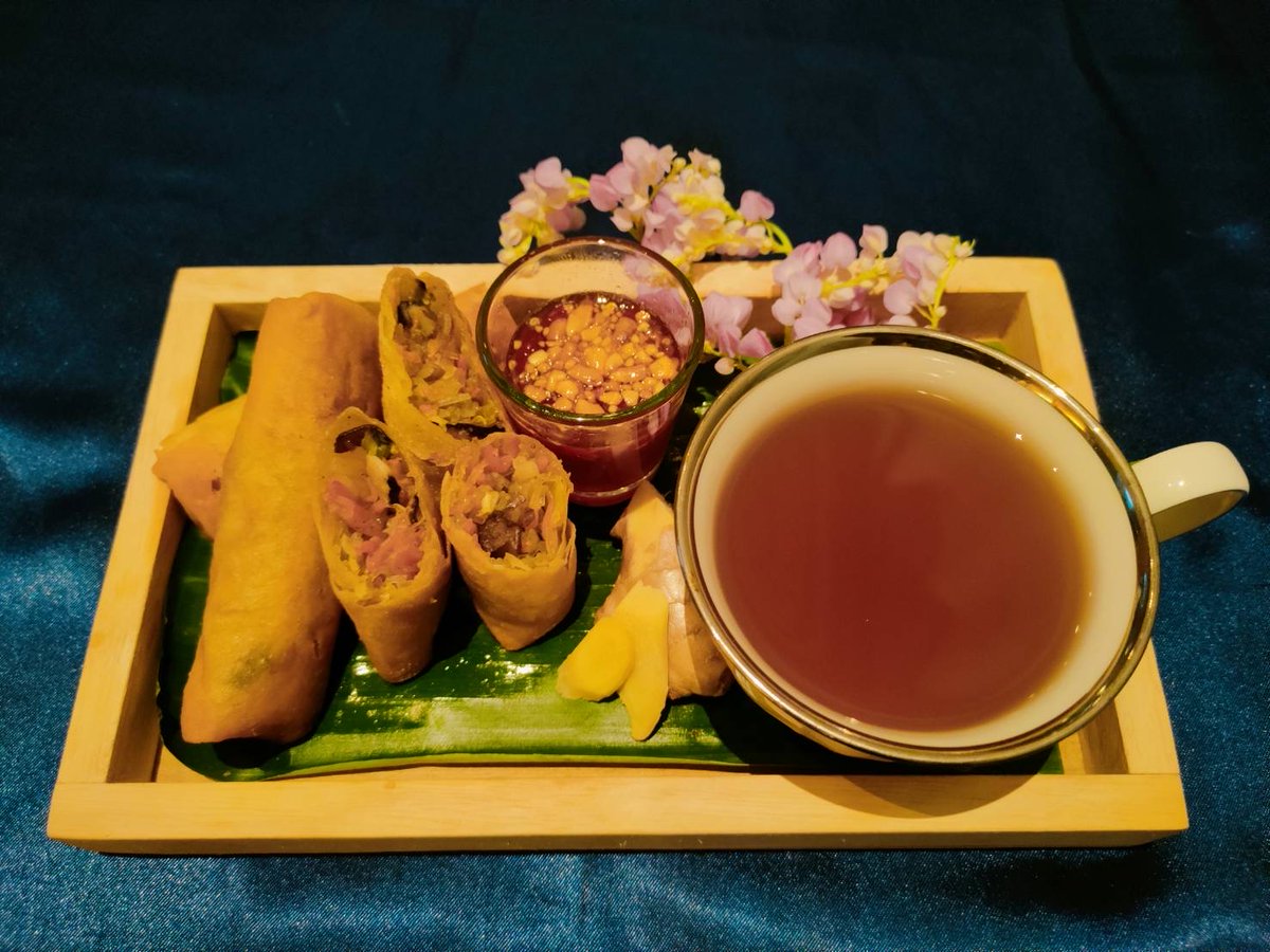 nainice03's tweet photo. ช่วงกลางวันขอแนะนำเมนูพิเศษเทศ��าลกินเจผลผลิตดีๆ จาก #SansiriBackyard มีเห็ดนางฟ้าภูฐานจากโครงการ #เศรษฐสิริ ปิ่นเกล้า-กาญจนา และปอเปี๊ยะเห็ดทอดกรอบคู่น้ำจิ้มรสเด็ด ทานกับน้ำขิงร้อนๆ จากโครงการ #ฮาเว่น พหลโยธิน ลูกบ้านชื่นชมเป็นเสียงเดียวกันว่า "อร่อยมาก" ค่�� #PlusLivingManagement https://t.co/5JphYFuQmJ