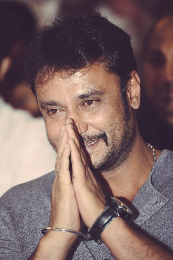 dasadarshan's tweet photo. ಸಮಸ್ತ ನಾಡಿನ ಜನತೆಗೆ ಆಯುಧ ಪೂಜೆ ಮತ್ತು ವಿಜಯದಶಮಿಯ ಹಾರ್ಧಿಕ ಶುಭಾಶಯಗಳು. ತಾಯಿ ಚಾಮುಂಡೇಶ್ವರಿಯ ಆಶೀರ್ವಾದ ಸದಾ ನಿಮ್ಮ ಹಾಗೂ ನಿಮ್ಮ ಕುಟುಂಬದವರ ಮೇಲಿರಲಿ. ಎಲ್ಲರ ಬಾಳಲ್ಲೂ ಸಂಕಷ್ಟಗಳೂ ದೂರವಾಗಿ ನಗೆ ತುಂಬಿರಲಿ ಎಂದು ಆಶಿಸುತ್ತೇನೆ. https://t.co/505wGu9o1R