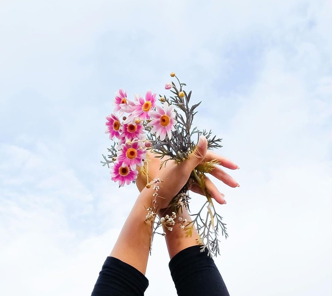 Kembali lagi pada kisah usang
Kau dan keakuan 
Dan aku masih pada titik yang sama
Pedulikanmu dengan doa
Tanpa sapa 

#GuratHening