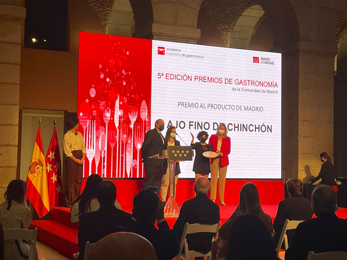Orgullosos de nuestra recién nombrada presidenta, <a href="/miriampregonero/">miriam pregonero</a> , por el premio que le otorga <a href="/AcadMadGastro/">Academia Mad. Gastro</a>  por su implicación y gran labor en la recuperación del Ajo fino de Chinchón. ¡Gracias <a href="/lsuarezdelezo/">Luis Suárez de Lezo</a> y <a href="/paloma_martinm/">Paloma Martín Martín</a> por su reconocimiento al entregar el premio!
