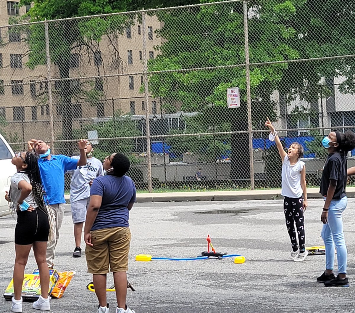 MPOWERHOUSEINC1's tweet photo. M-PowerHouse of Greater Pittsburgh and sixth, and seventh graders from Science &amp; Technology Academy used rockets to learn about Newton's laws of motion which are three laws that describe the relationship between the motion of an object and the forces acting on it. https://t.co/zyOQptDLTE