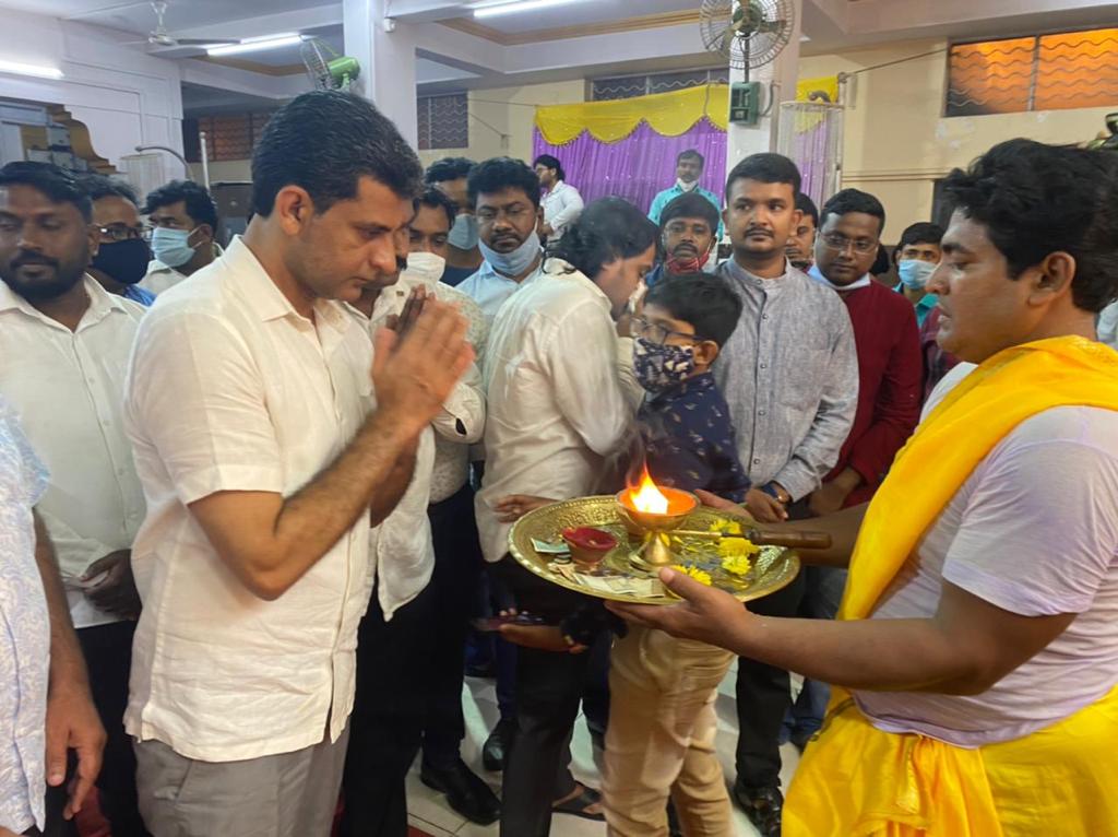 ArshadRizwan's tweet photo. Celebrated Durga pooja at SR Nagar.

Former corporator Vasanth Kumar and other leaders were present. https://t.co/AMGpkkfpks