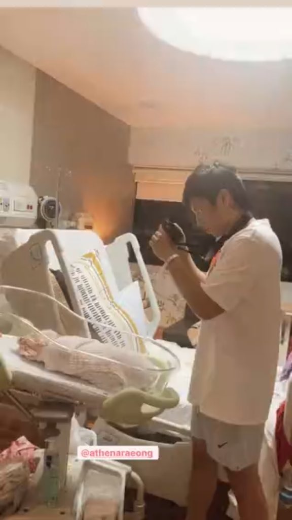 rivas_believer's tweet photo. Daddy Vern with baby Athena🥺💗 https://t.co/KS2C4MZSk2