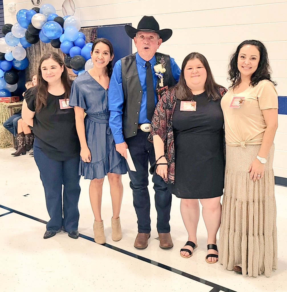 RinconGTCrew's tweet photo. We just โค our namesake, Mr. Tomlinson! #3rdgradestrong @SormehGallegos @NISDTomlinson @NISD https://t.co/wgepoYh1bZ