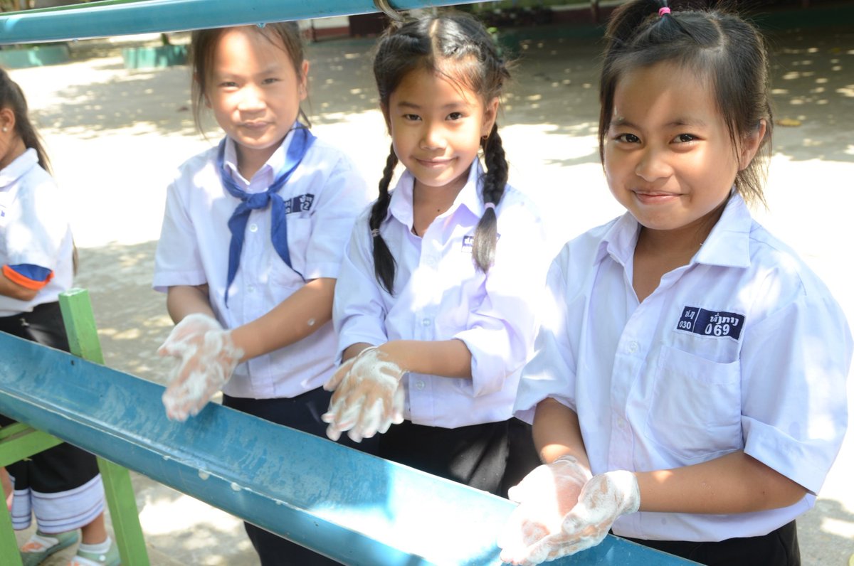 UNICEFLaos's tweet photo. For how long?⏲️
Do I need warm water? ♨️
What about hand sanitizer? 🧴

This #GlobalHandwashingDay, get all your questions on handwashing answered and protect yourself and your loved ones from COVID-19. 
https://t.co/seXm9GZFHP https://t.co/q60HGsOWth
