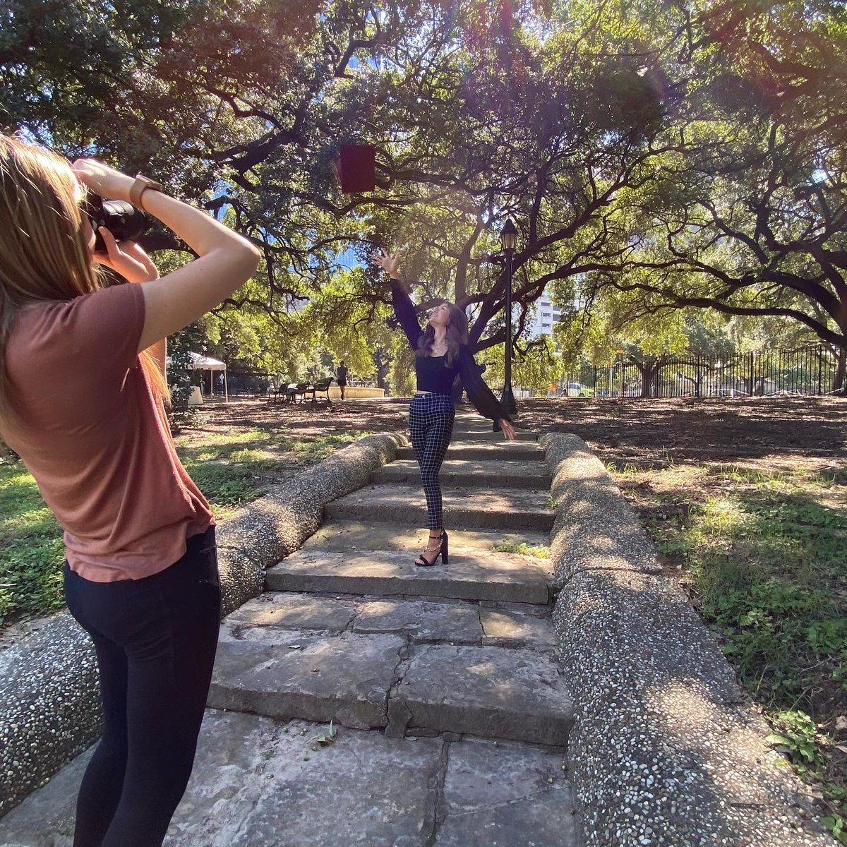 keabshire's tweet photo. Karys’ Senior Pics..Sneak peek, it’s getting real ❤️🦋🥰👩🏼‍🎓 #lifeintheshire #schs #class2022 #karysella #kyleeemerson #gracefulbeauty #songbird @karysella22 @AbshireKylee https://t.co/ogYZqvIWot