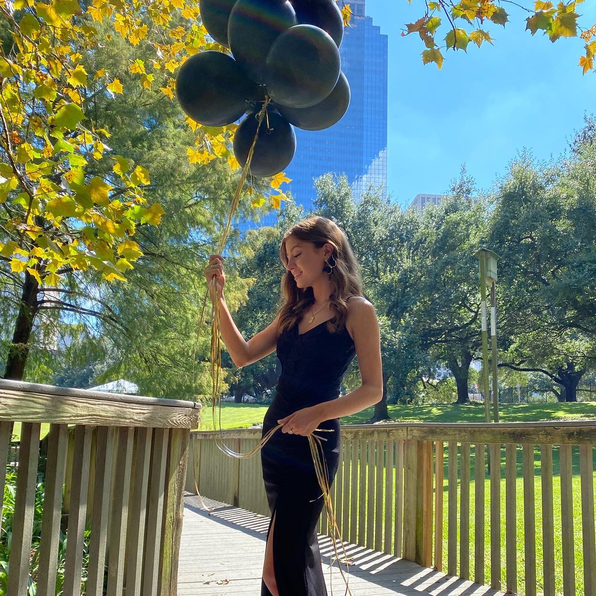 keabshire's tweet photo. Karys’ Senior Pics..Sneak peek, it’s getting real ❤️🦋🥰👩🏼‍🎓 #lifeintheshire #schs #class2022 #karysella #kyleeemerson #gracefulbeauty #songbird @karysella22 @AbshireKylee https://t.co/ogYZqvIWot