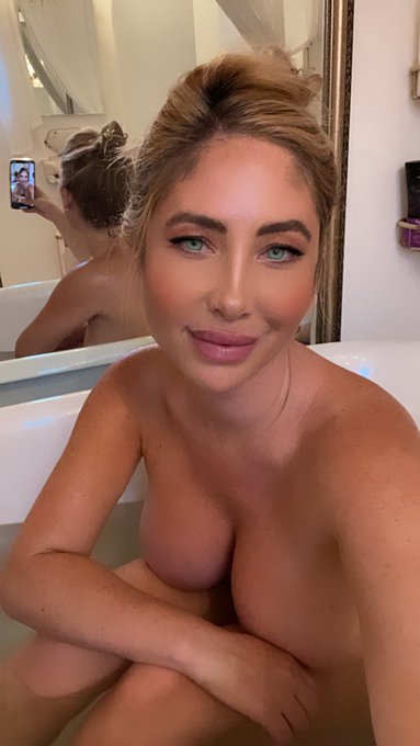 I&rsquo;m live chatting with my #Reigndeer &mdash;-> https://t.co/xkmZ416n5E https://t.co/qdzPNCCwVk<a href="/tag/reigndeer"class="tags">#Reigndeer</a>