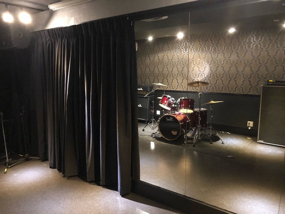 JoybeatStudio's tweet photo. 全室防音カーテン完備！カーテンで鏡前を全面覆えるので、反響音を気にせず演奏、楽器の練習に集中できます！#音楽 #スタジオ #楽器 #Joybeat #稲沢 #愛知県 #バンド #カーテン https://t.co/RY6qq5nIqJ