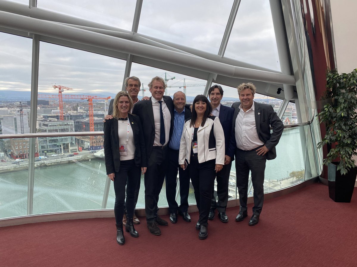 Wonderful to be able to brainstorm the next wave of Cargo opportunities with our customers &amp; partners at the World Cargo Symposium in DUB. (Masks down just for the photo) 👍 #unitedcargo dream team