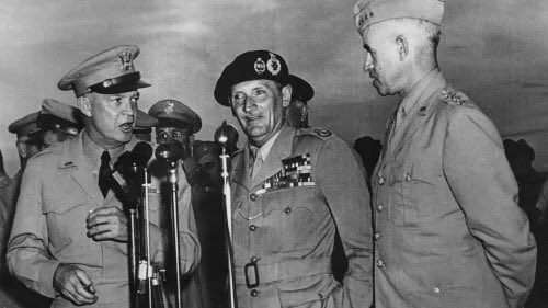 英雄和流氓：1960年5月，英国蒙哥马利元帅应邀访问北京，毛泽东面对英雄称“英雄”，向客人渲染辽沈、淮海、平津三大战役。如何大败国军，杀得尸横遍野的“战绩”。而眼前这位大战北非沙漠与登陆诺曼底的英雄当时立即冷漠地反讥毛：“在西方，我们从来不炫耀内战，屠杀自己同胞算不上什么英雄！”