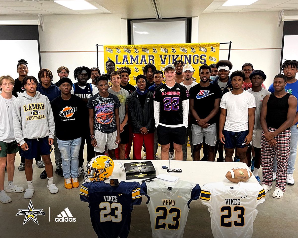 AABonNBC's tweet photo. The Leg 🦵 

Welcome kicker Blake Ford (@VikingKicker) to the 2022 All-American Bowl @NBCSports 

#AABXXII 🇺🇸

#AllAmericanBowl 🏈 @adidasFballUS 

https://t.co/jmj6dOIMOC https://t.co/CsAl9xiOCM