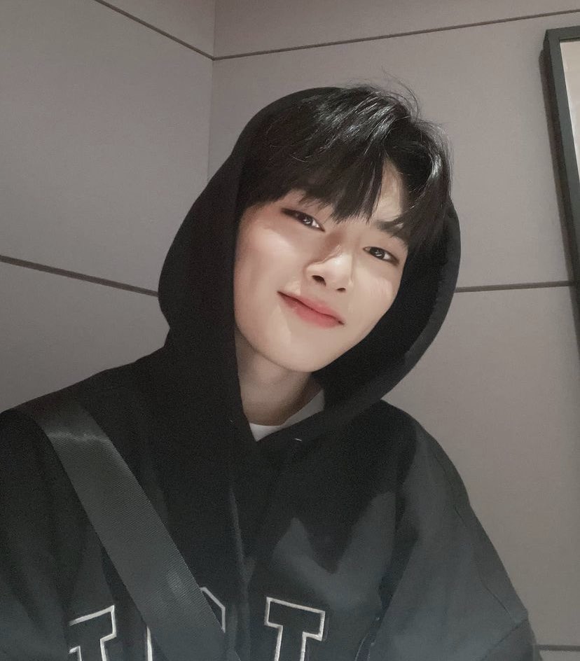 Moonchild_Monii's tweet photo. A small thread of boyfriend Jeongin pics to use to keep men away ✨ https://t.co/S7Gigg3wSL