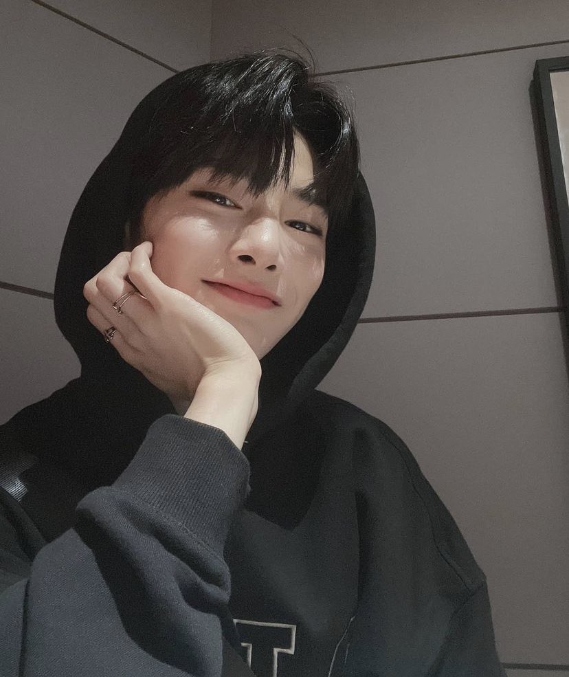 Moonchild_Monii's tweet photo. A small thread of boyfriend Jeongin pics to use to keep men away ✨ https://t.co/S7Gigg3wSL