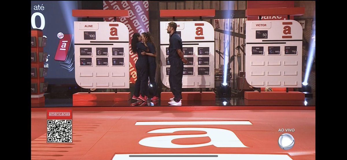 choquei's tweet photo. Dayane e Aline se beijando ao vivo durante a #ProvaDoFazendeiro para o pesadelo do bispo Macedo. https://t.co/Vgzz3apGjI