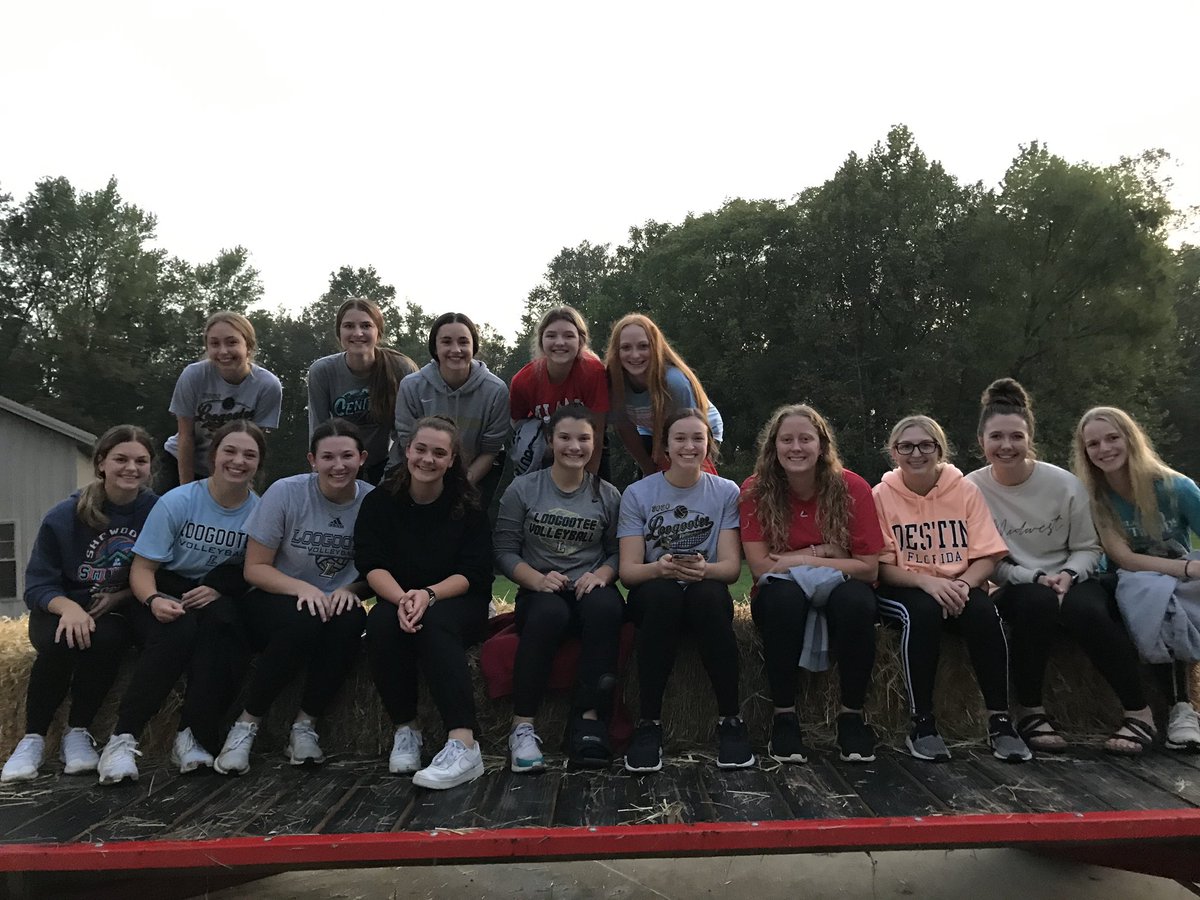 LoogooteeVball's tweet image. Huge Thank you to The Courters for hosting &amp;amp; players parents for the meal tonight!! #SectionalWeek #LHSVB #TBH