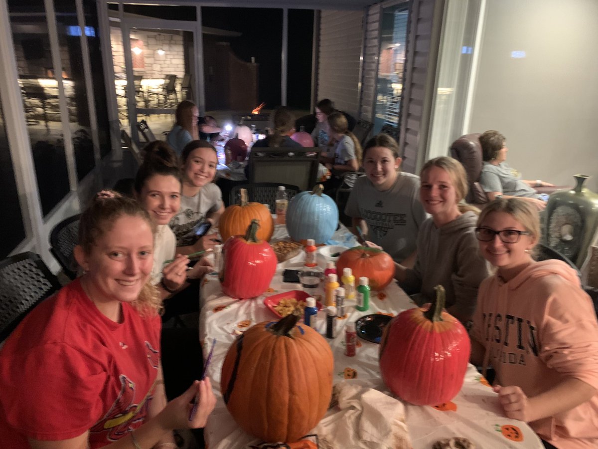 LoogooteeVball's tweet image. Huge Thank you to The Courters for hosting &amp;amp; players parents for the meal tonight!! #SectionalWeek #LHSVB #TBH