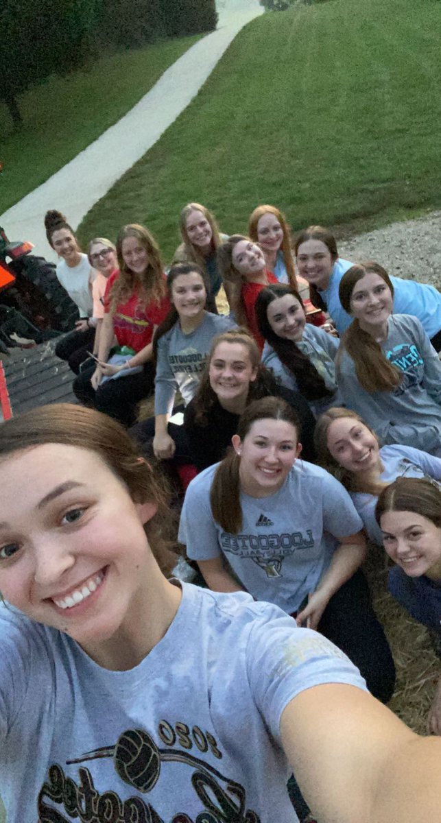 LoogooteeVball's tweet image. Huge Thank you to The Courters for hosting &amp;amp; players parents for the meal tonight!! #SectionalWeek #LHSVB #TBH