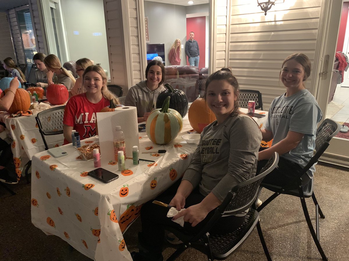 LoogooteeVball's tweet image. Huge Thank you to The Courters for hosting &amp;amp; players parents for the meal tonight!! #SectionalWeek #LHSVB #TBH