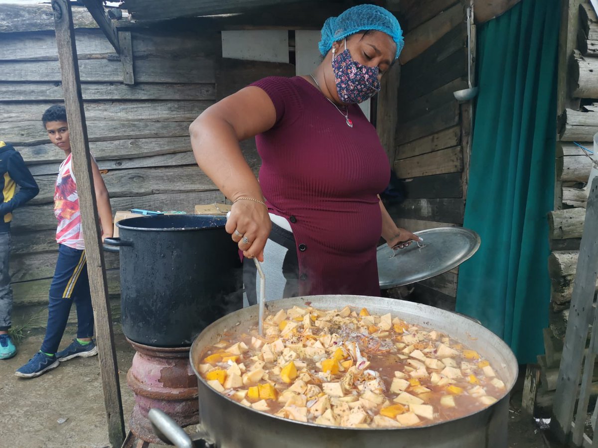 OrsiYamandu's tweet photo. Ollas y merenderos, nos muestran la cara de la necesidad. El pueblo organiza la solidaridad. Seguiremos haciendo nuestros máximos esfuerzos desde Canelones te Alimenta para seguir haciendo nuestro aporte, junto a Uruguay Adelante o a otras formas de apoyo que puedan surgir. https://t.co/5j1mRMumBL