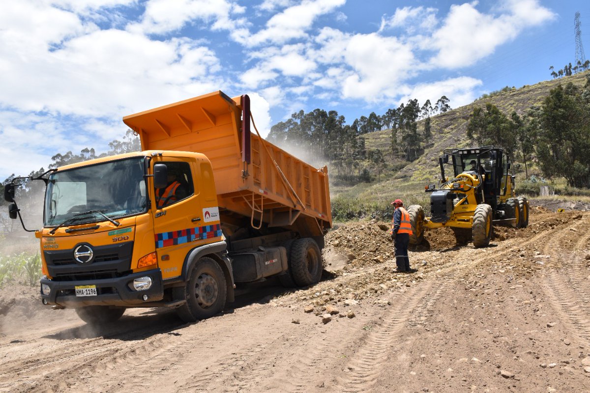 MuniRiobamba's tweet photo. A través de nuestra Unidad de Desarrollo Rural Integral #UDRI, trabajamos en varios proyectos que están encaminados al mejoramiento de las condiciones de vida de los habitantes de las 11 parroquias rurales del Cantón.
#ObrasRiobamba https://t.co/9JW8pyf0yj