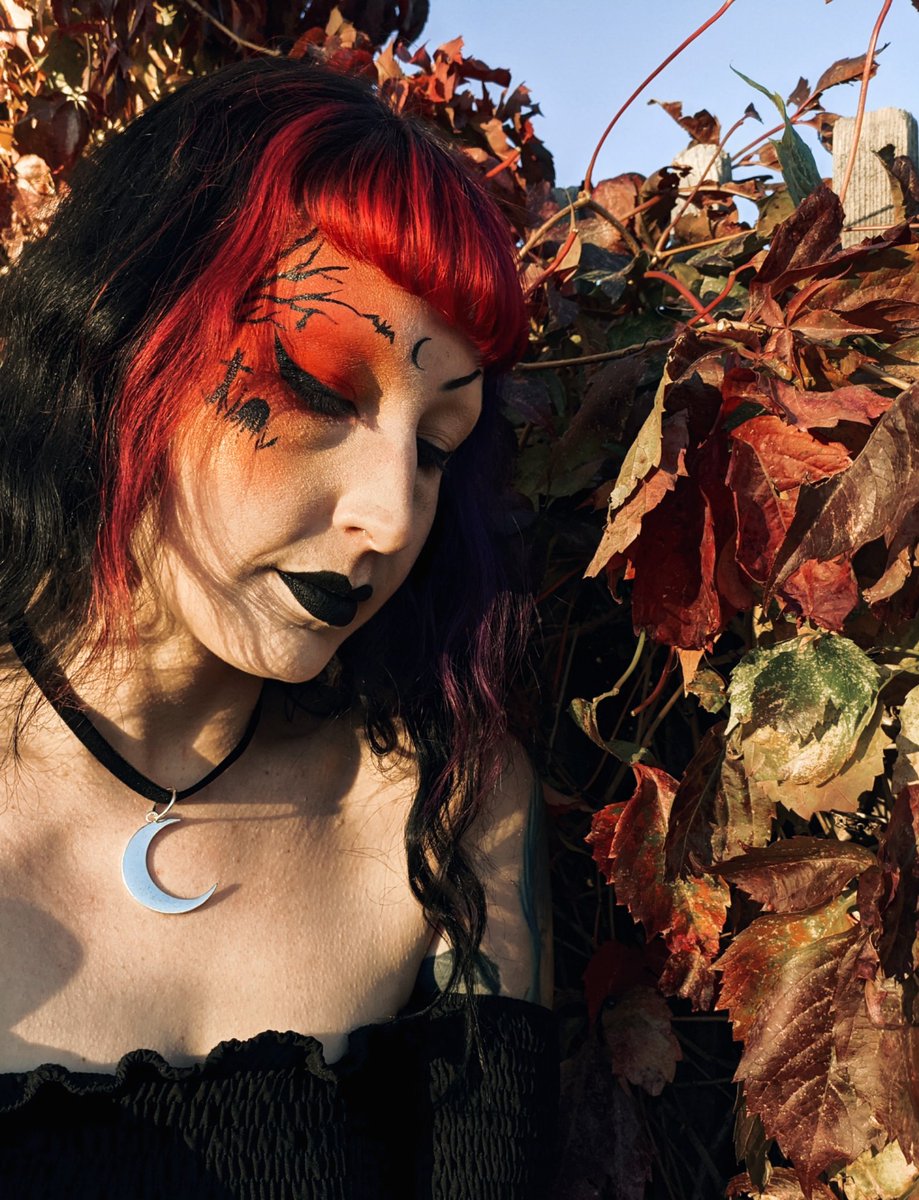 GinaMacabre's tweet photo. Art in another form. #makeupartist #halloweenmakeup #graveyard #gothgirl https://t.co/AGPKXj9uGh