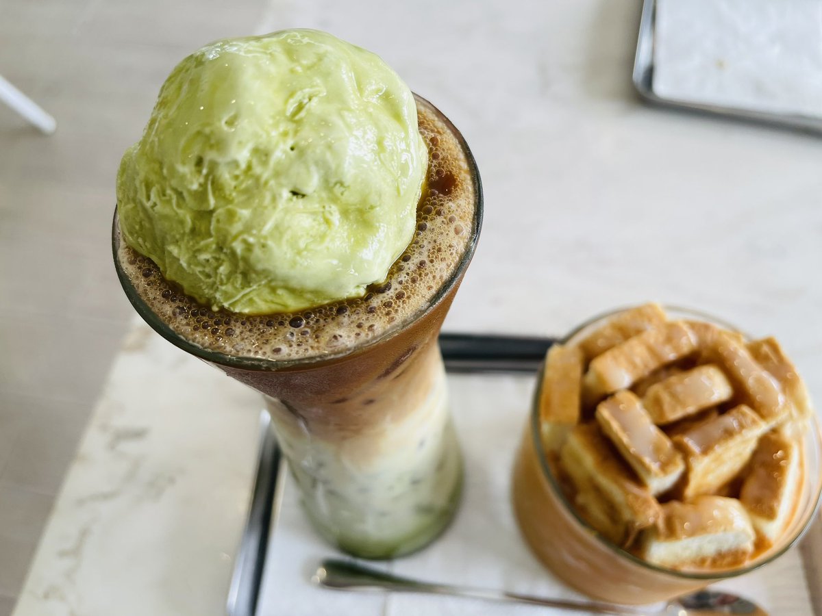 tlesri's tweet photo. Nava House cafe คาเฟ่ริมแม่น้ำบางปะกง บรรยากาศดีมากกก เมนูแต่ละอย่างที่สั่งมาตอนแรกกลัวจะหวานแต่พอกินไปคือไม่เลย มันดี ลงตัวสุดๆ ไม่เลี่ยนไม่แสบคอ กินได้เรื่อยๆ หากใครชอบถ่ายรูป ถ่ายวนได้ทั้งในร้านนอกร้านเลยจ้า @aroii #อร่อยบอกต่อ #รีวิวฉะเชิงเทรา #reviewcafe https://t.co/YFA2eQTzFa