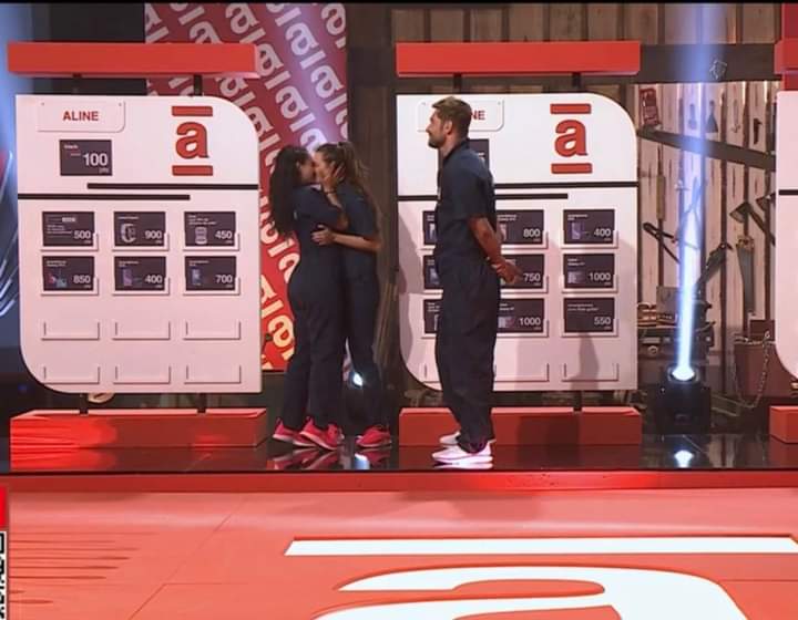 Rogerio56845921's tweet photo. Dayane e Aline se beijando ao vivo durante a Prova  para o pesadelo do bispo Macedo. https://t.co/XfnwmcwXiK