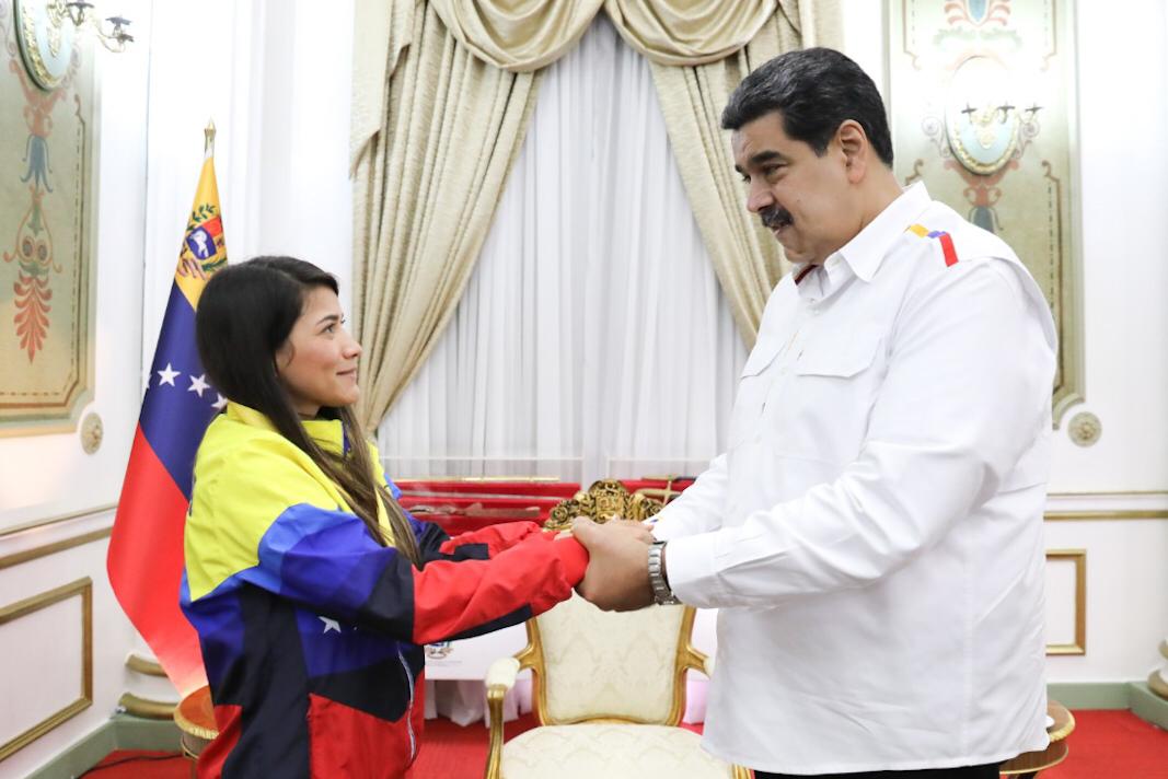 NicolasMaduro's tweet photo. Recibí en el Palacio del Pueblo a Lilibeth Chacón, nuestra Campeona de la Vuelta a Colombia Femenina 2021, a quien otorgué la Orden “Francisco de Miranda”. Un merecido reconocimiento a su desempeño y esfuerzo deportivo. ¡Tremenda Hazaña! ¡Lilibeth, sabes que cuentas conmigo! https://t.co/fIZqAxF2aH