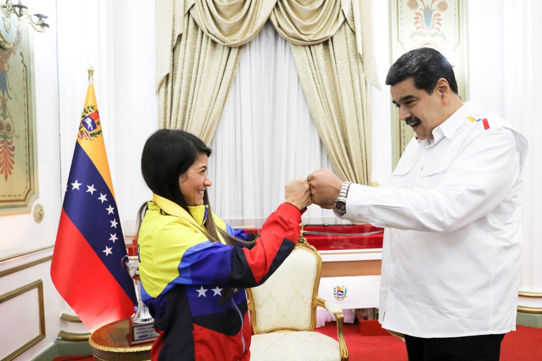 NicolasMaduro's tweet photo. Recibí en el Palacio del Pueblo a Lilibeth Chacón, nuestra Campeona de la Vuelta a Colombia Femenina 2021, a quien otorgué la Orden “Francisco de Miranda”. Un merecido reconocimiento a su desempeño y esfuerzo deportivo. ¡Tremenda Hazaña! ¡Lilibeth, sabes que cuentas conmigo! https://t.co/fIZqAxF2aH